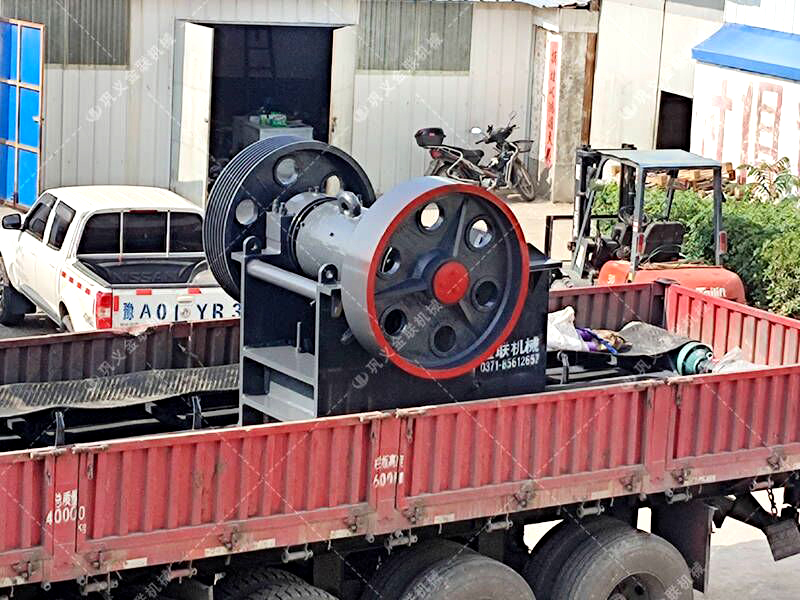 顎破與對輥破碎機(jī):哪種更節(jié)省地將石頭破碎成石子?